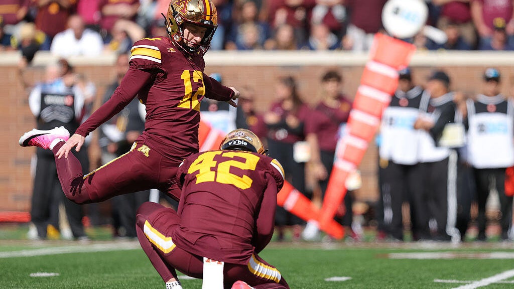 Minnesota's late-arriving kicker Luke Drzewiecki quickly makes a strong impression — Apple Valley Dining news